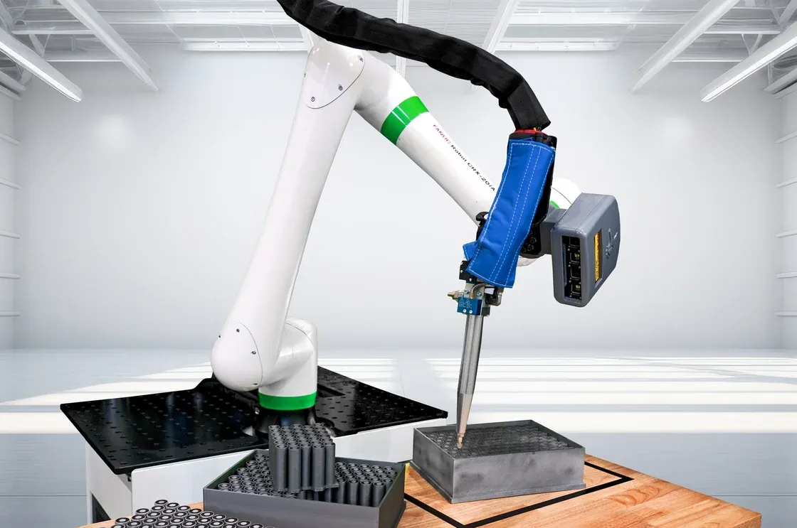 Cobot met doseernaald die lijm aanbrengt op een werkstuk
