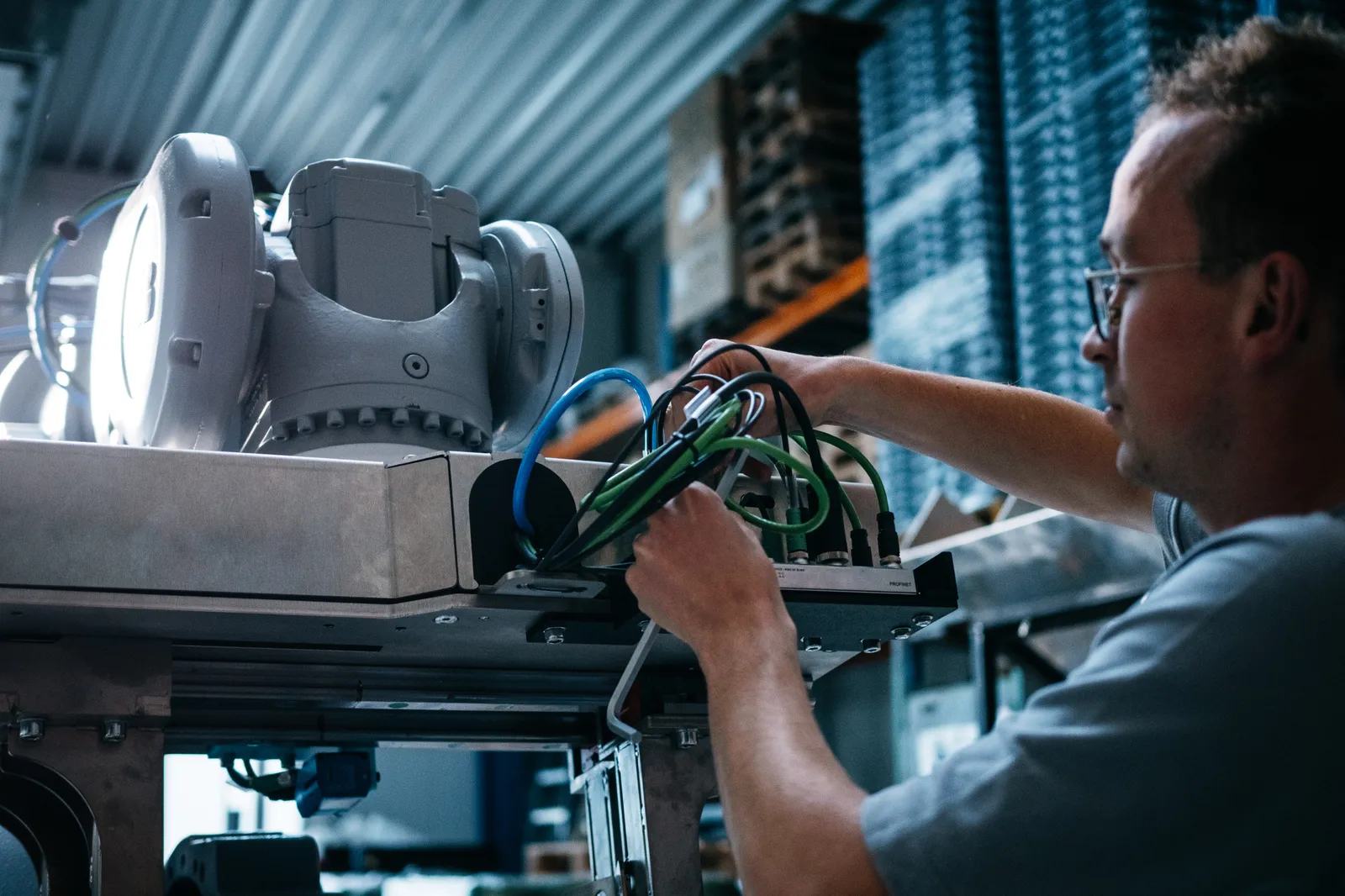 Technicus bekabelt een grijper aan de werkbank